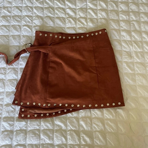 Lulus brown studded faux suede asymmetrical mini skirt - Picture 5 of 6